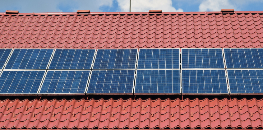 A kormánynak meg kell szüntetnie a napelemstopot, különben nem férhet hozzá a Helyreállítási Alaphoz
