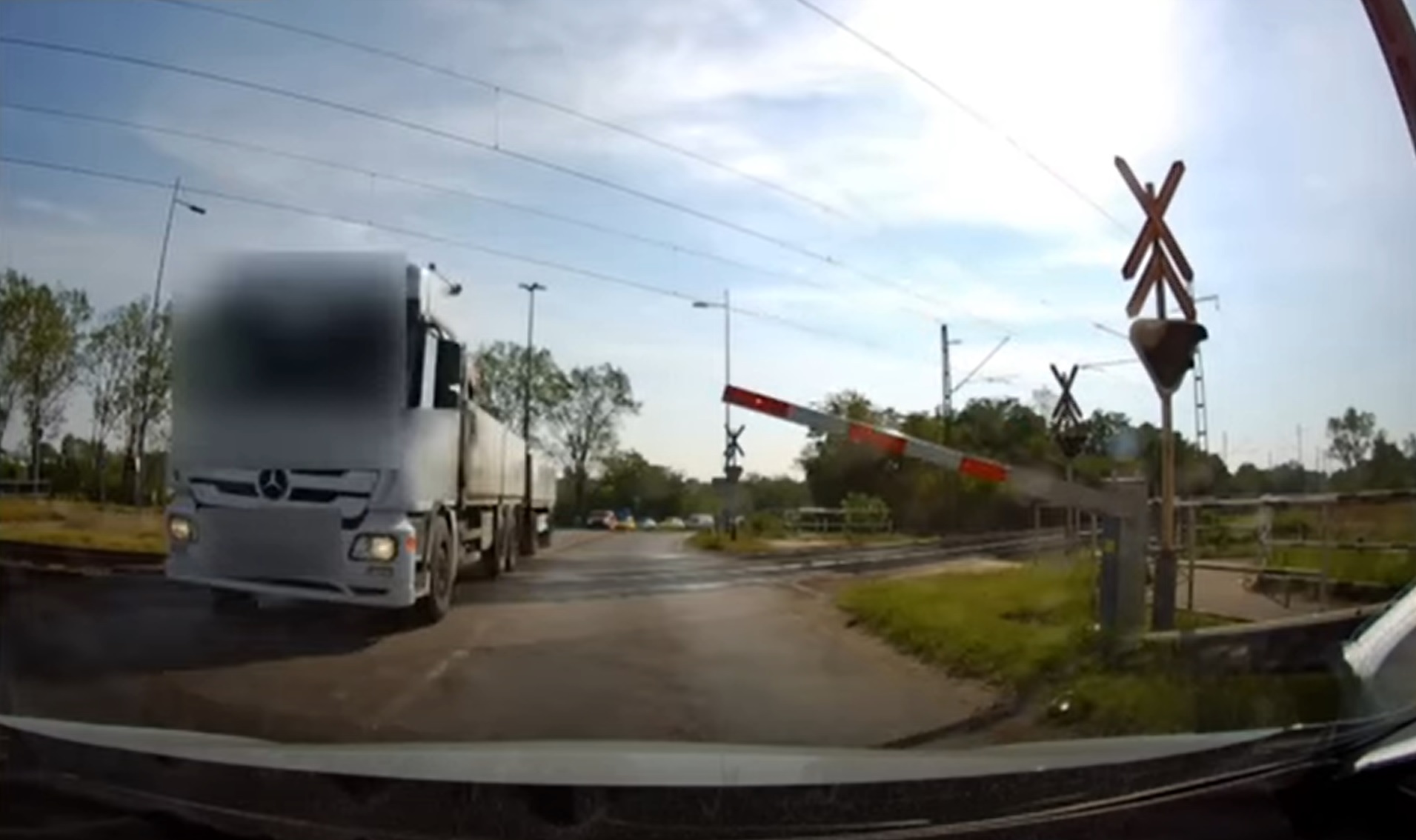 Videó – Horrorbaleset helyett, csak sorompót tört a figyelmetlen kamionos