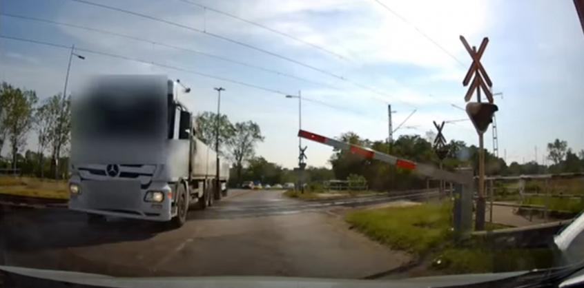 Videó – Horrorbaleset helyett, csak sorompót tört a figyelmetlen kamionos