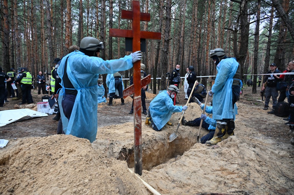 Izjumi tömegsírok – Kínzókamrákat találtak Harkiv környékén