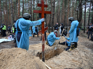 Izjumi tömegsírok – Kínzókamrákat találtak Harkiv környékén
