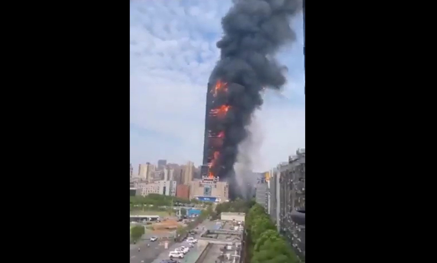 VIDEÓ – Hatalmas lángokkal ég egy felhőkarcoló Kínában