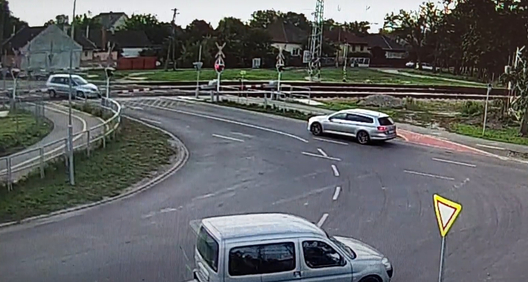 Videó – letörte a csapórudat, majd kétszer is áthajtott a vasúti tilos jelzésen