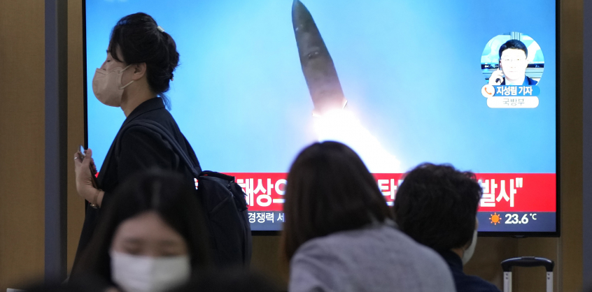 Észak-Korea megint rakétákat lőtt ki