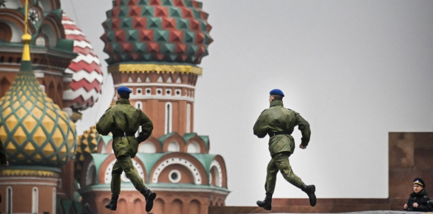 Brit kémek: A Kreml biztonsági intézkedések bevezetését tervezi az orosz területeken