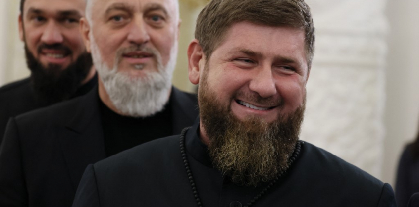 A csecsen vezető kiskorú gyermekeit is a frontra küldi