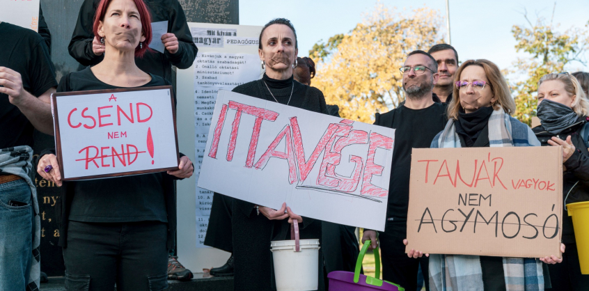 Leragasztott szájjal tiltakoztak a Karinthy Frigyes Gimnáziumnál