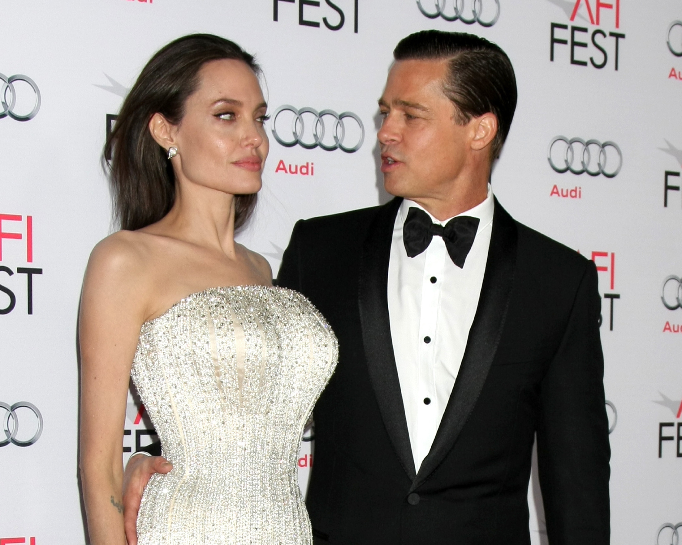 Angelina Jolie állítja, hogy Brad Pitt fojtogatta a gyermeküket 