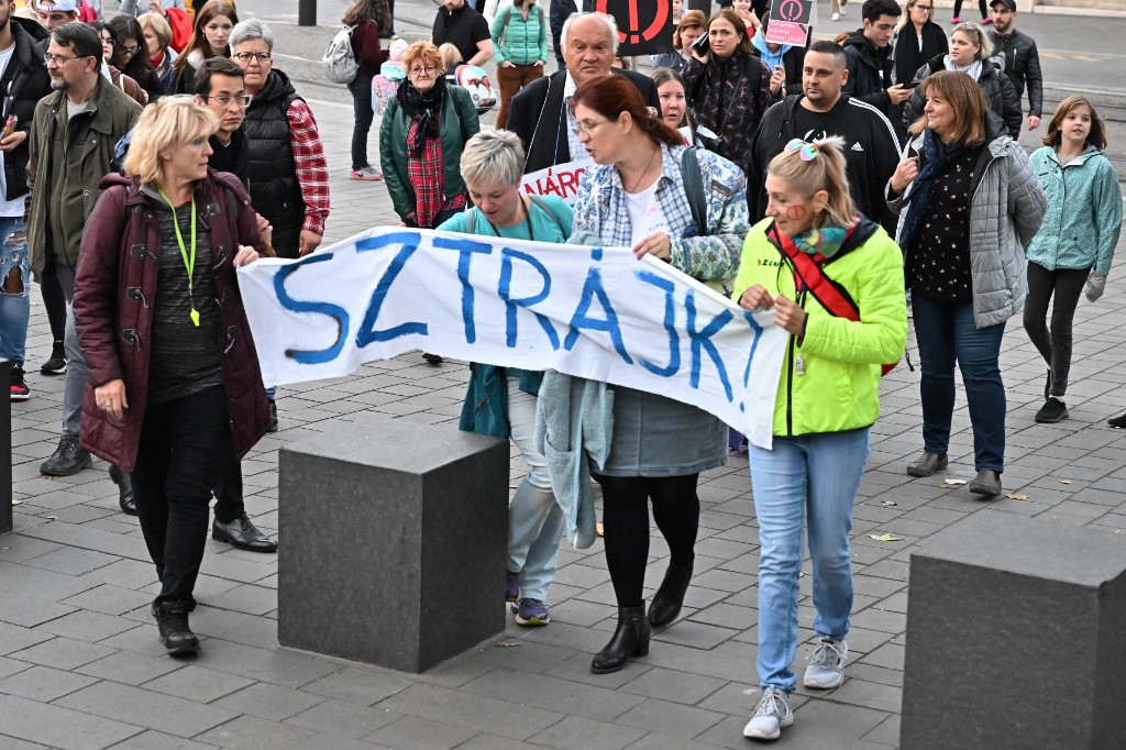 Kormánypárti nyugdíjasok kérdőre vonták a tüntető tanárokat a Széll Kálmán téren