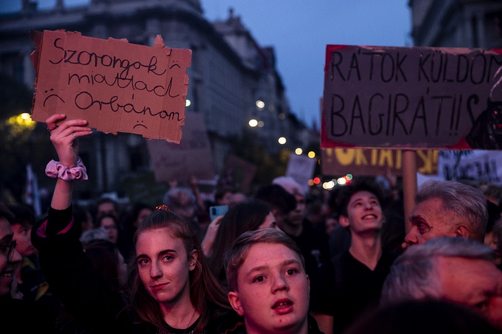 Orbán Viktor egykori iskolájánál is tüntettek