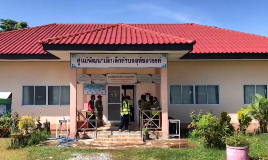 Egy volt rendőr tüzet nyitott egy thaiföldi óvodában 