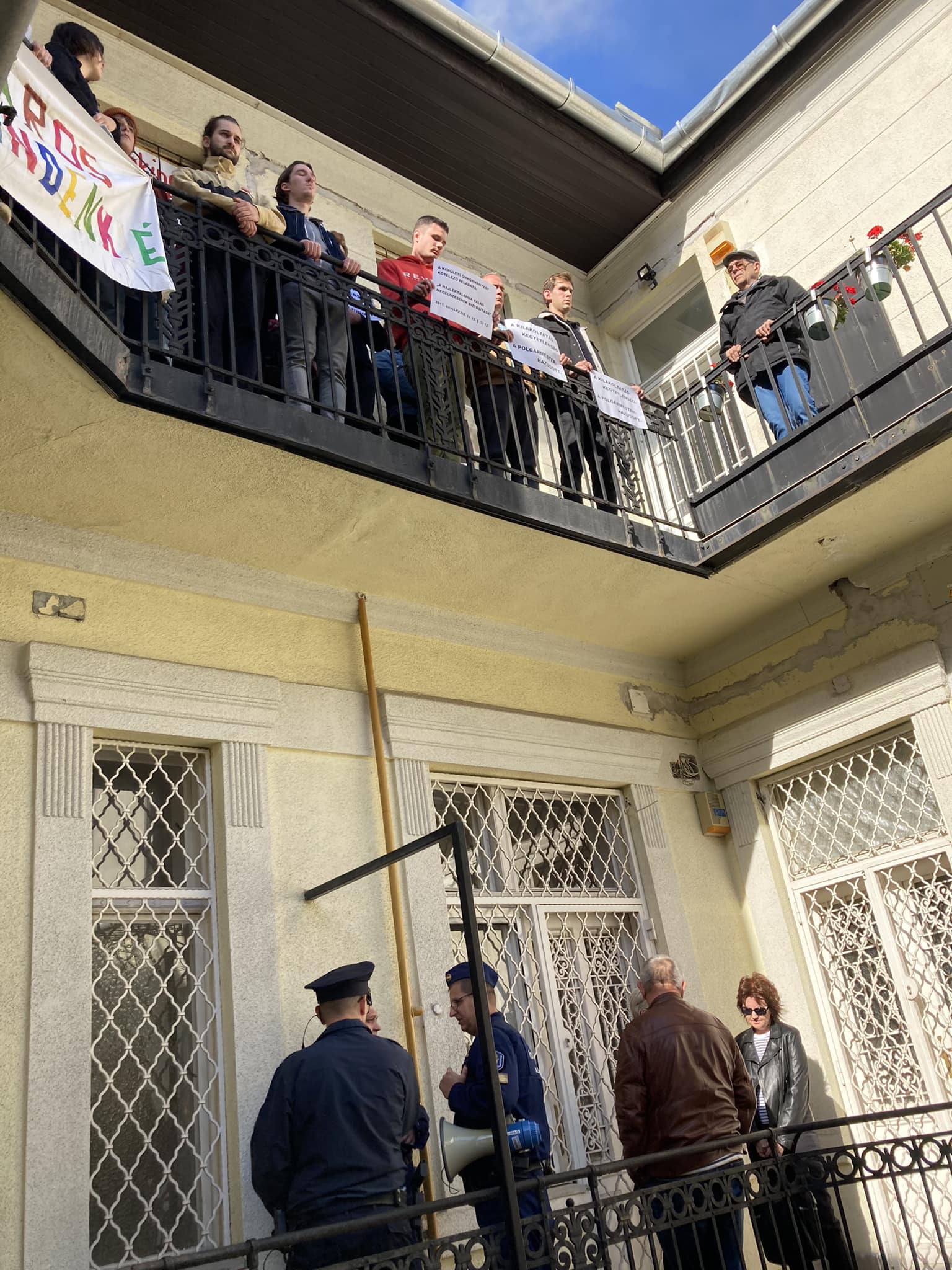 Jámbor Andrást és Tordai Bencét is elrángatták a rendőrök egy kilakoltatás elleni élőláncból
