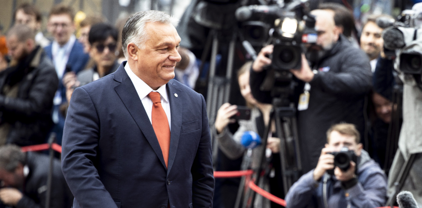 Videó – Kifütyülték Orbánt Prágában