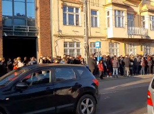 VIDEÓ – Rengetegen tüntetnek a tankerület előtt