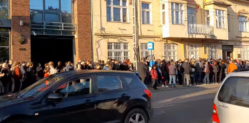 VIDEÓ – Rengetegen tüntetnek a tankerület előtt