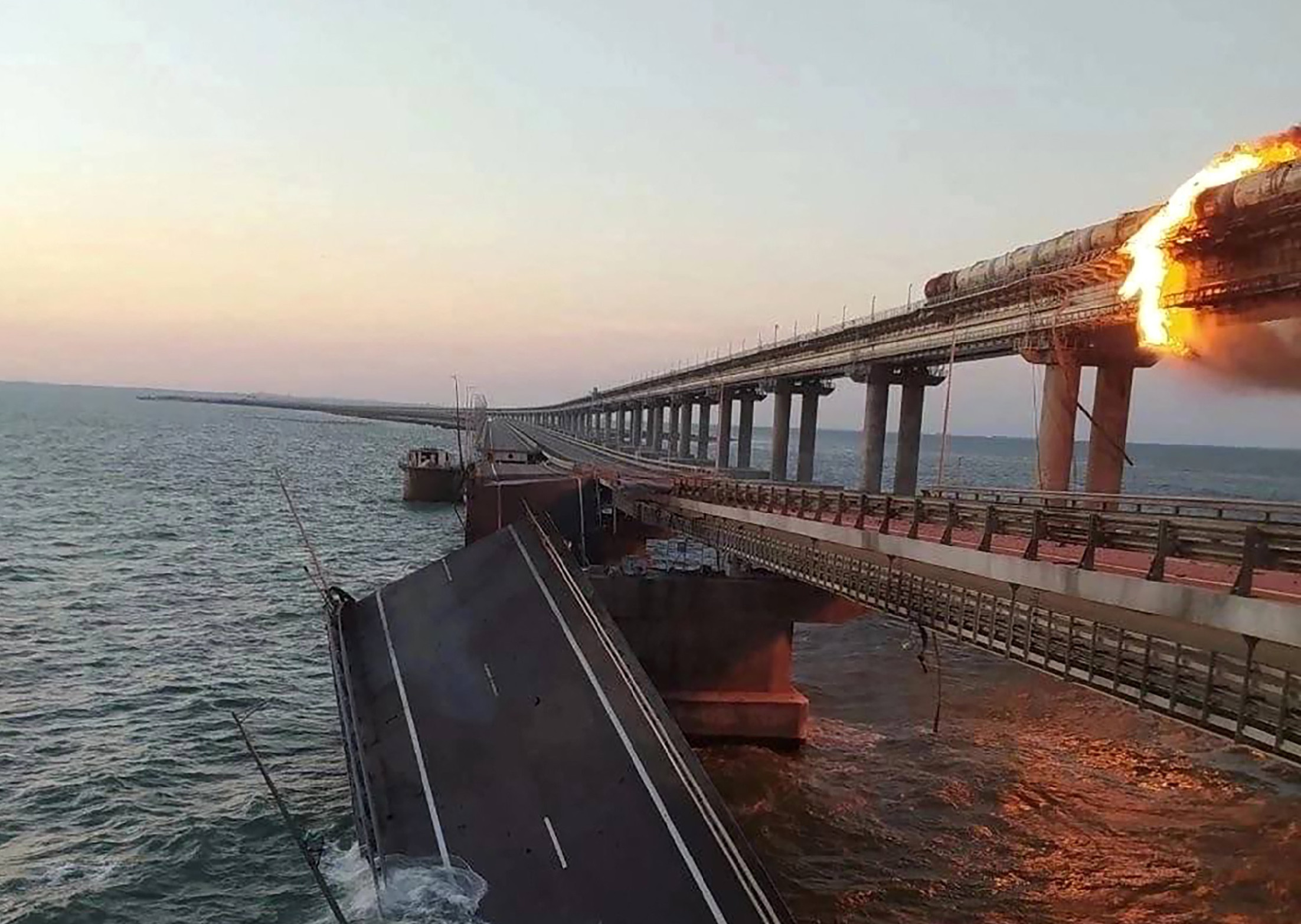 VIDEÓ – beomlott a Krími híd egy része