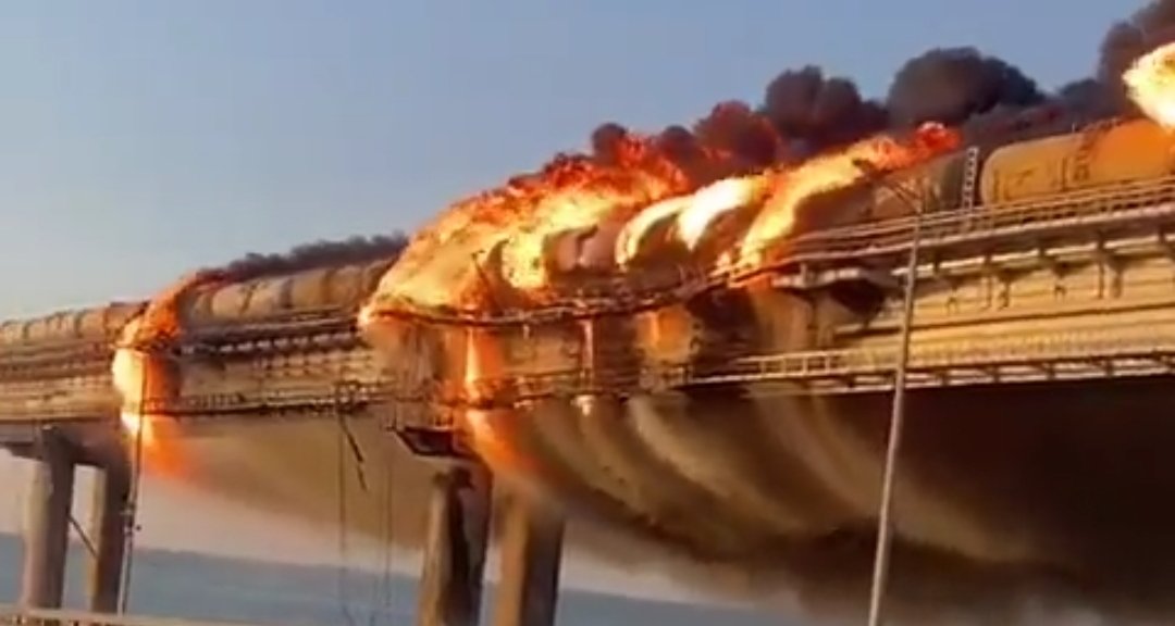 Most vannak bajban az oroszok – lángokban áll a Krímbe vezető híd