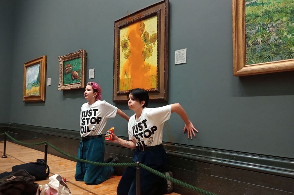 Környezetvédő aktivisták paradicsomlevessel öntötték le Van Gogh egyik festményét 