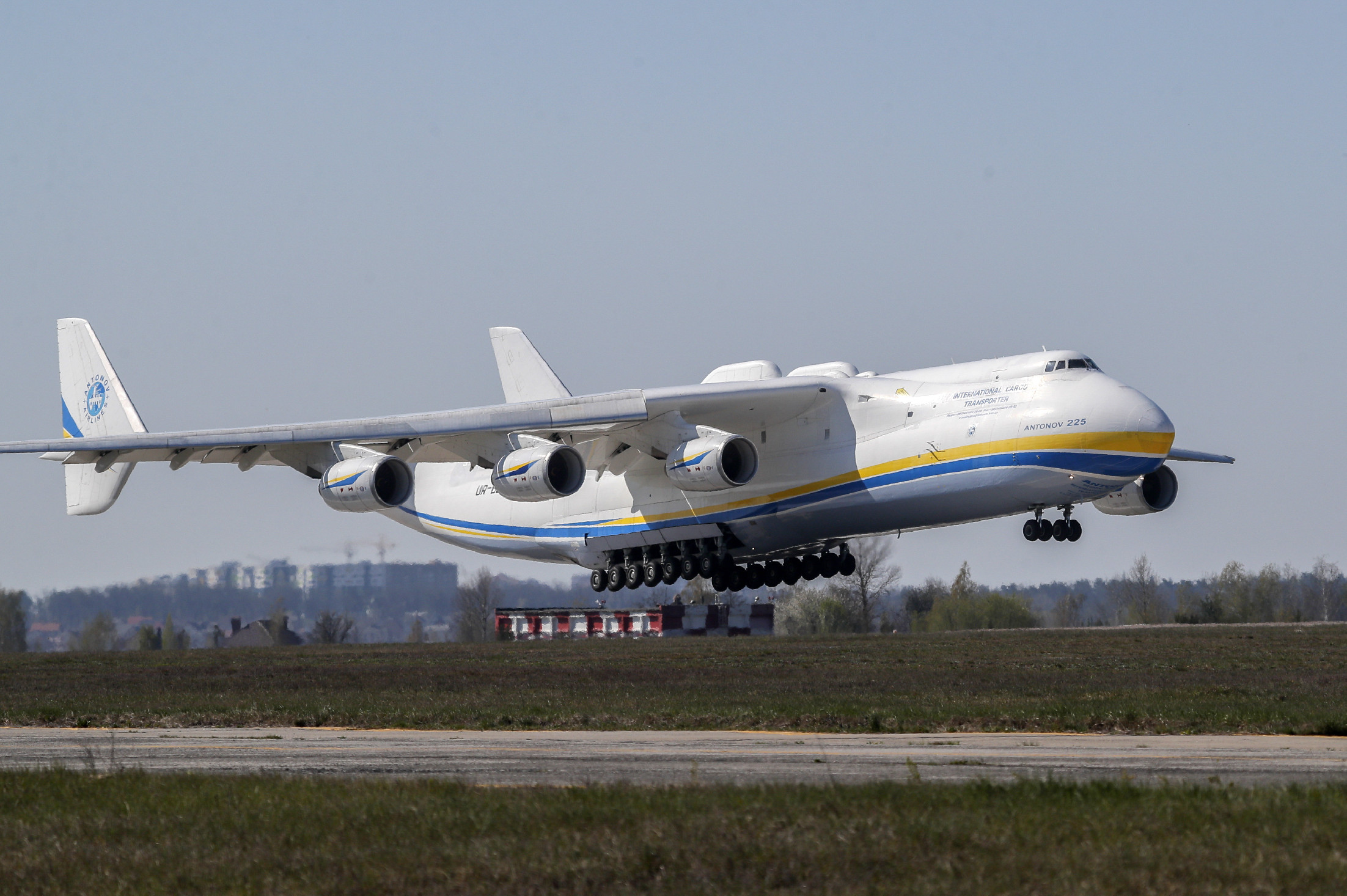 Vizsgálat indult az ukrán An-225-ös szállító repülőgép megsemmisülése okainak feltárására