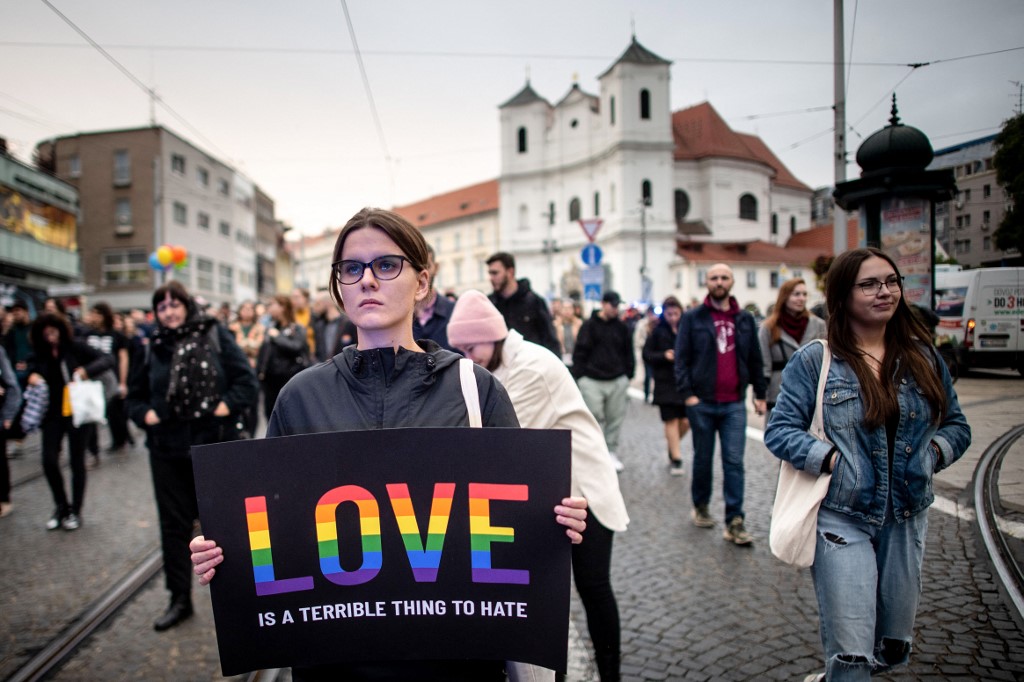 Húszezren virrasztottak Pozsonyban a szélsőjobboldali támadás áldozataira emlékezve