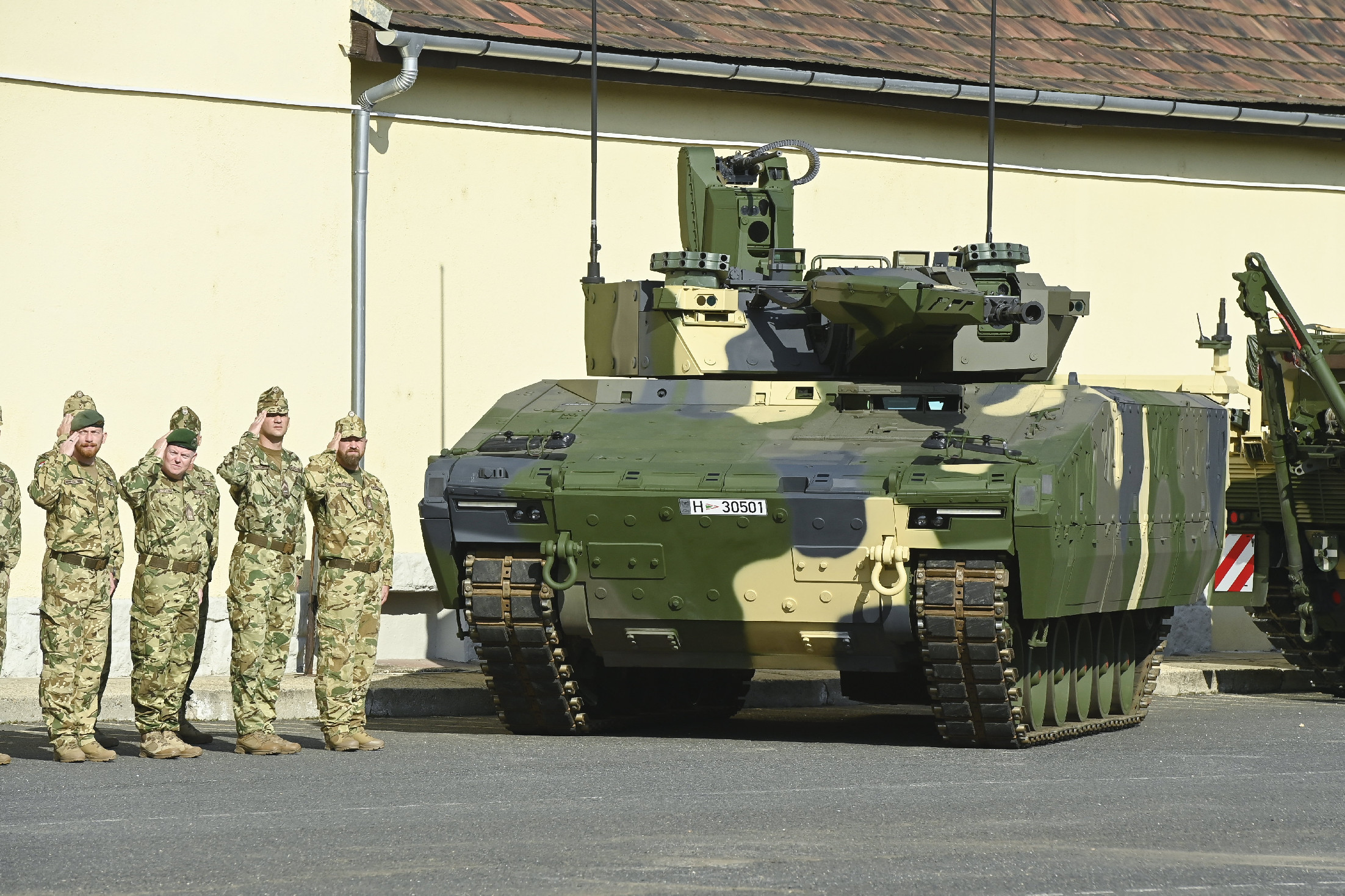 Kiállítják a Honvédség új harcjárműveit vasárnap a Hősök terén