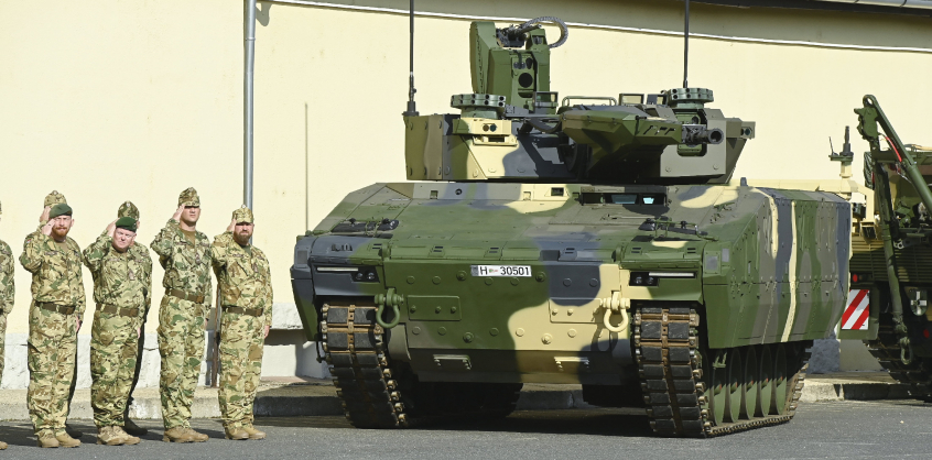 Kiállítják a Honvédség új harcjárműveit vasárnap a Hősök terén