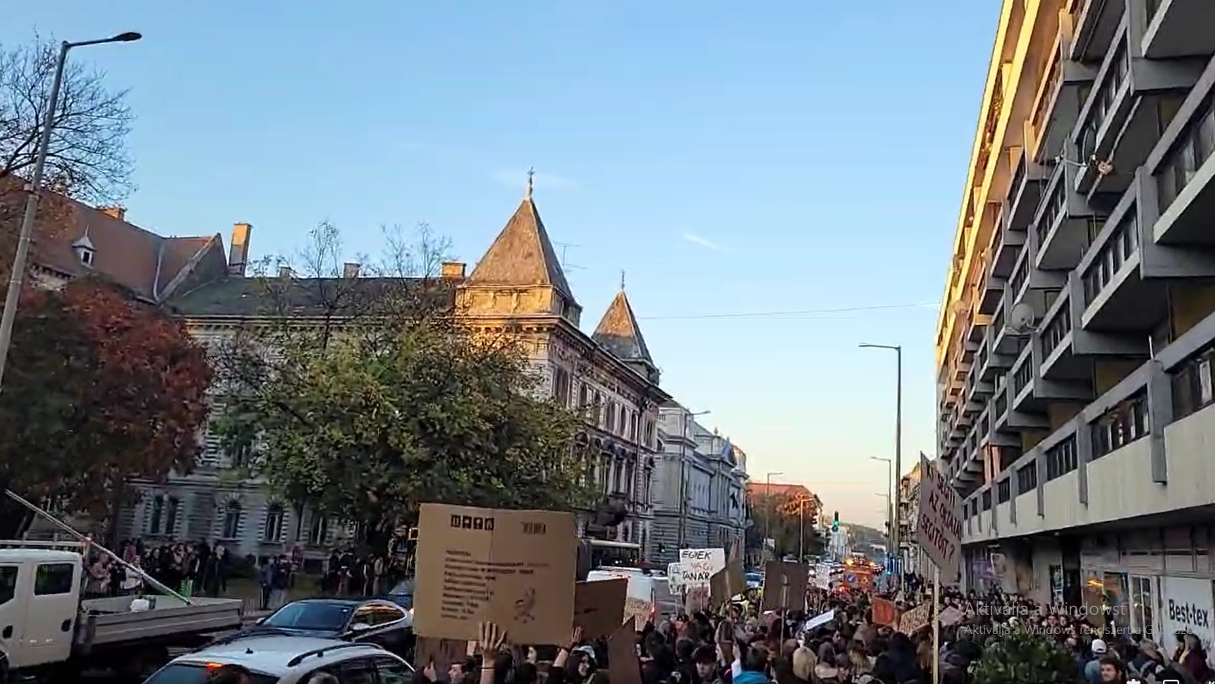Negyedpályás, forgalomlassító útlezárással tiltakoztak Győrben