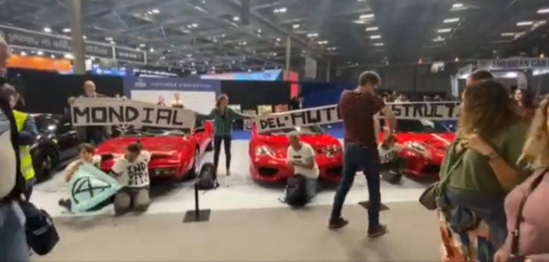 Klímaaktivisták Ferrarikhoz ragasztották magukat a Párizsi Autószalonon