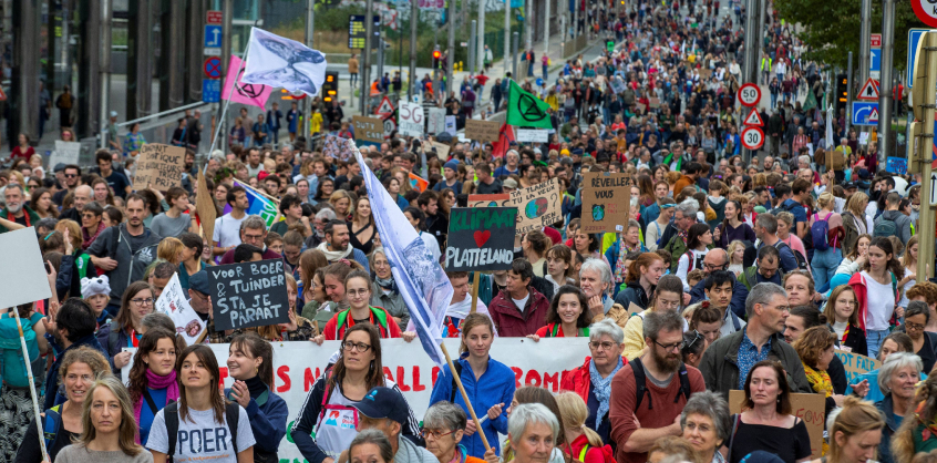Óriási tömeg követelt szigorúbb klímavédelmi intézkedéseket Brüsszelben