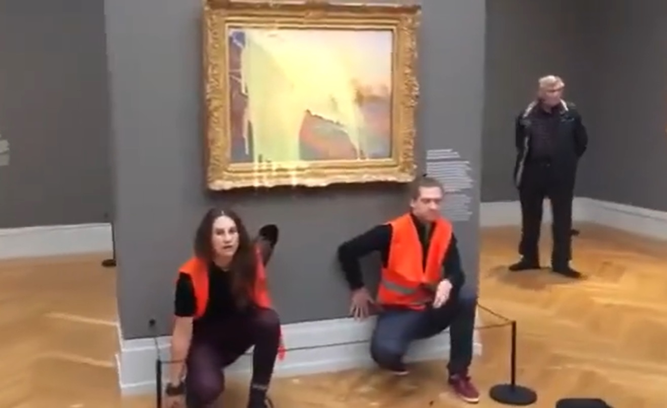 Klímaaktivisták burgonyapürével öntötték le Monet legdrágább festményét