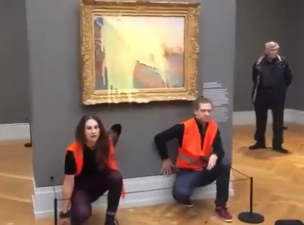 Klímaaktivisták burgonyapürével öntötték le Monet legdrágább festményét