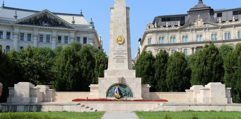 Elvitetné a Szabadság téri szovjet emlékművet a momentumos főpolgármester-helyettes