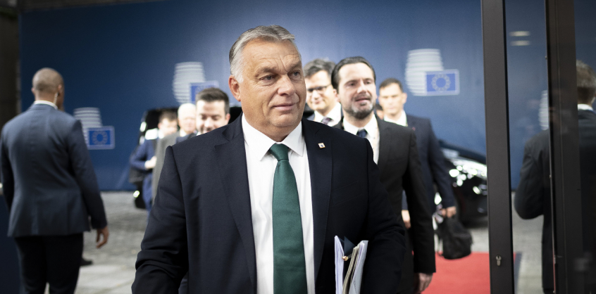 Orbán idehaza: Brüsszel okozza a válságot – Orbán Brüsszelben: Moszkva okozza a válságot
