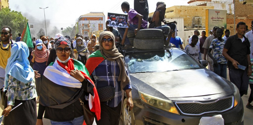 Ismét tízezrek tiltakoztak Szudánban a puccs első évfordulóján
