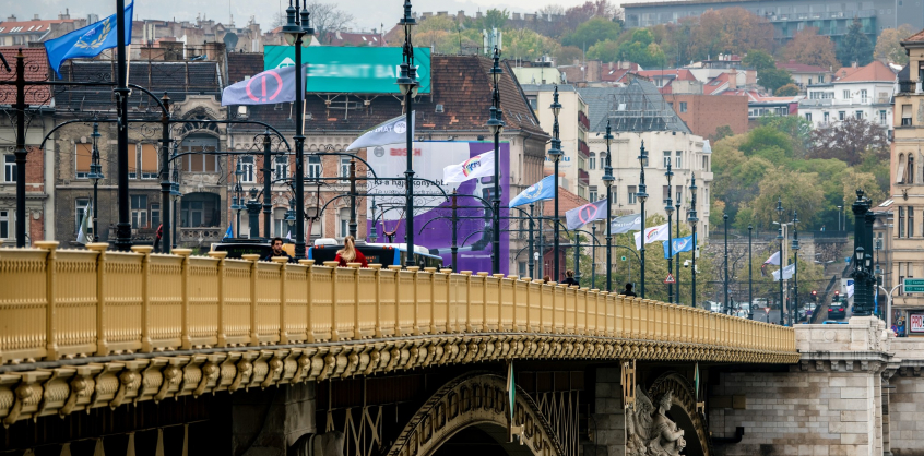 A tüntető tanárok és diákok zászlói lepték el a Margit hidat