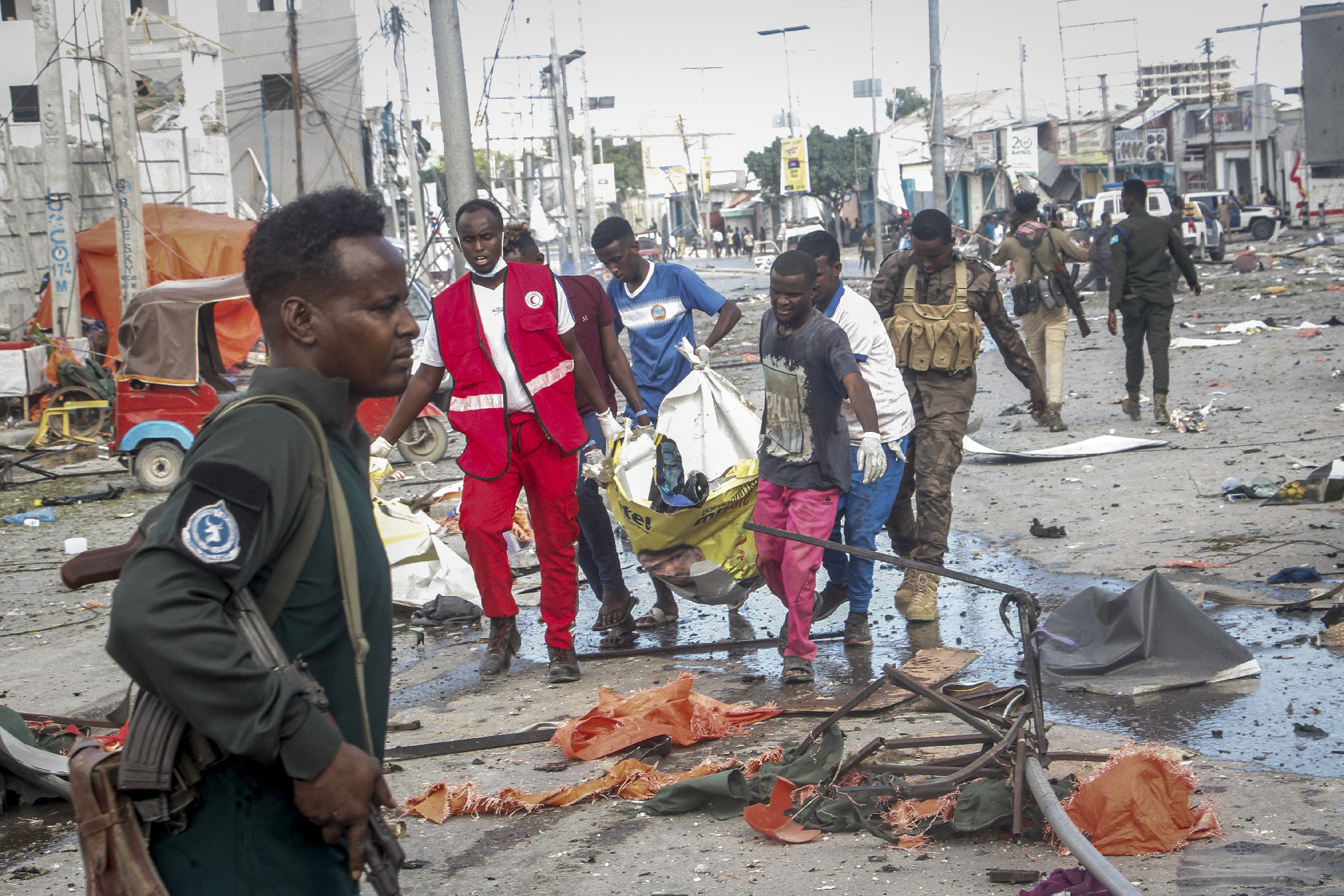 Százra nőtt a szomáliai pokolgéprobbantások halálos áldozatainak a száma