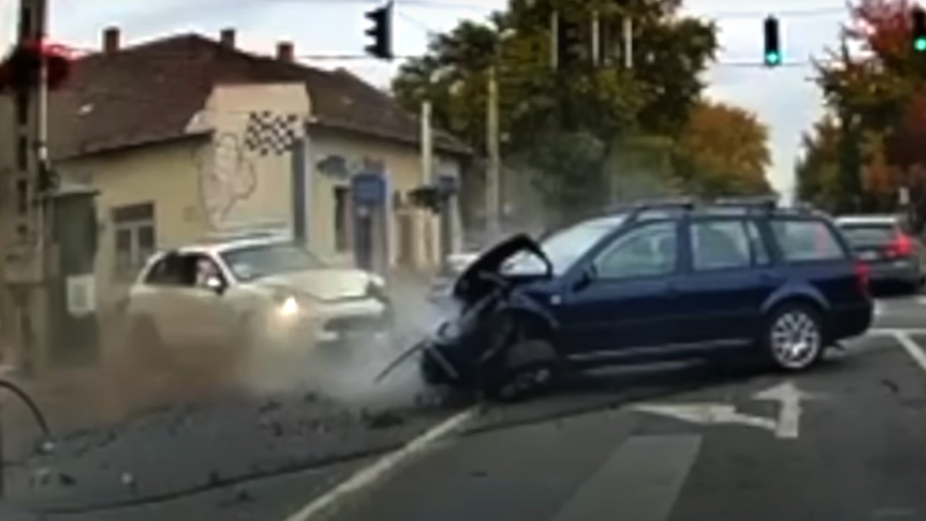 Videó: kirepült a tinédzser lány az autóból