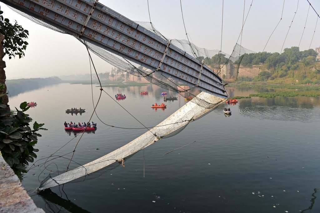 Már száznál is több áldozata lehet az indiai hídomlásnak