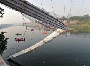Már száznál is több áldozata lehet az indiai hídomlásnak