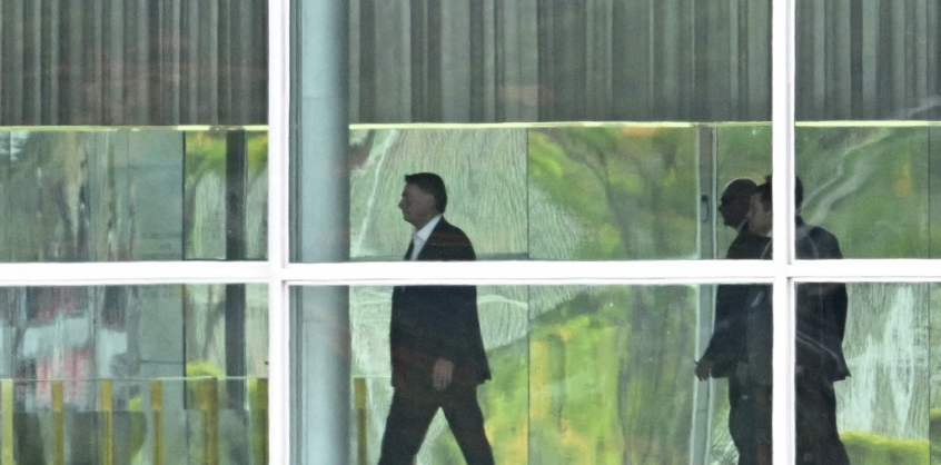 Bolsonaro nem ismeri el a vereséget, bezárkózott az elnöki palotába