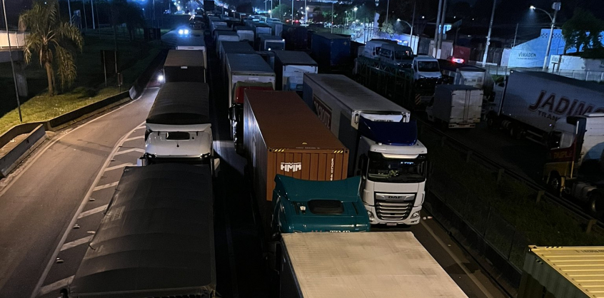 Blokádokat emeltek a Bolsonaro-párti kamionosok szerte Brazíliában