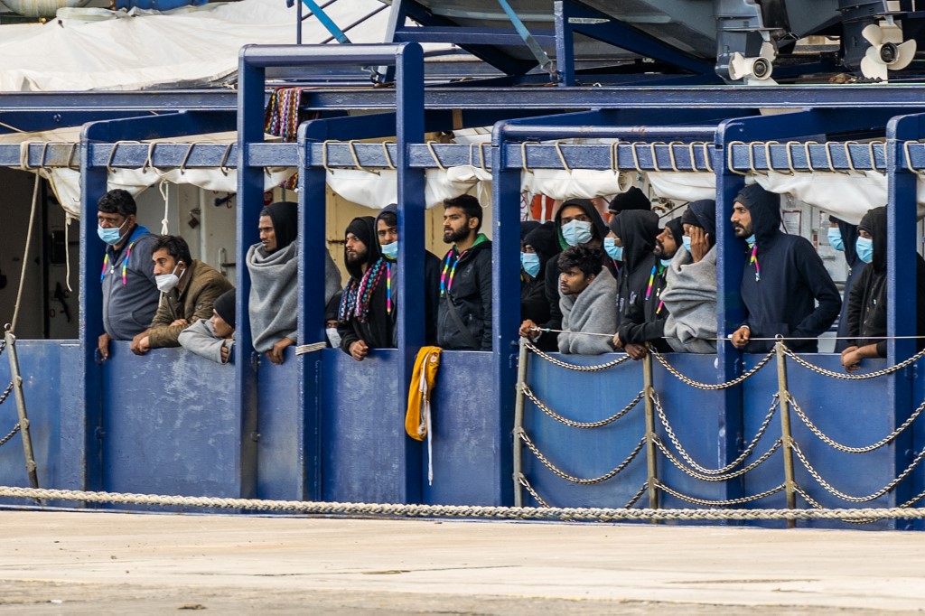 Orbán Twitteren hálálkodott Meloninak, mert nem szállhatnak le a felnőtt férfiak egy menekülteket szállító hajóról
