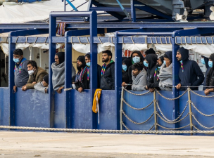 Orbán Twitteren hálálkodott Meloninak, mert nem szállhatnak le a felnőtt férfiak egy menekülteket szállító hajóról