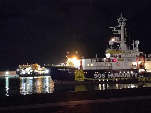 Olaszország mégis engedélyezte egy menekültmentő hajó kikötését
