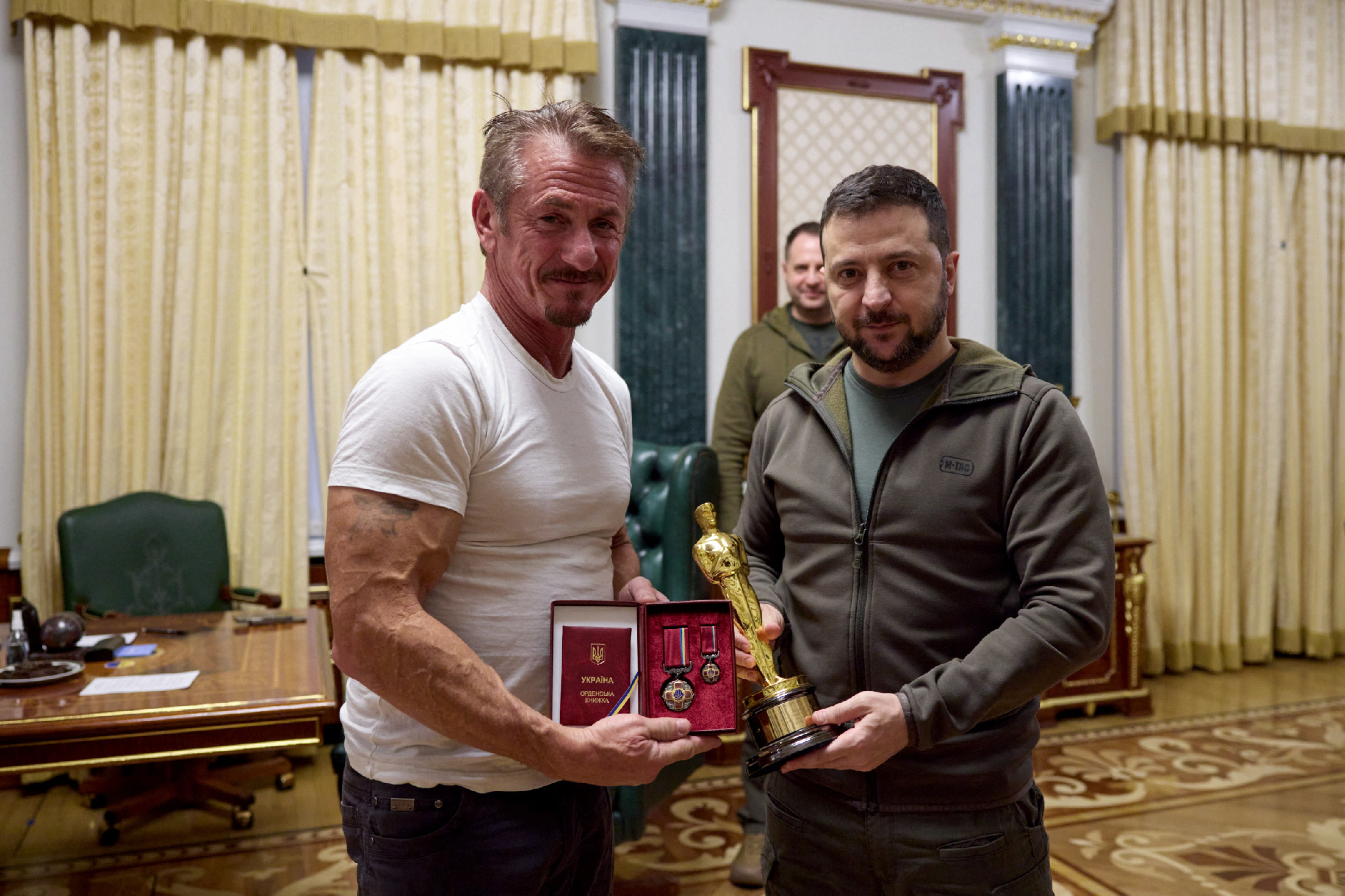 Sean Penn a háború végéig Kijevben hagyta az Oscar-díját