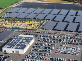 Minden nagy parkoló fölé napelemet kell tenni Franciaországban