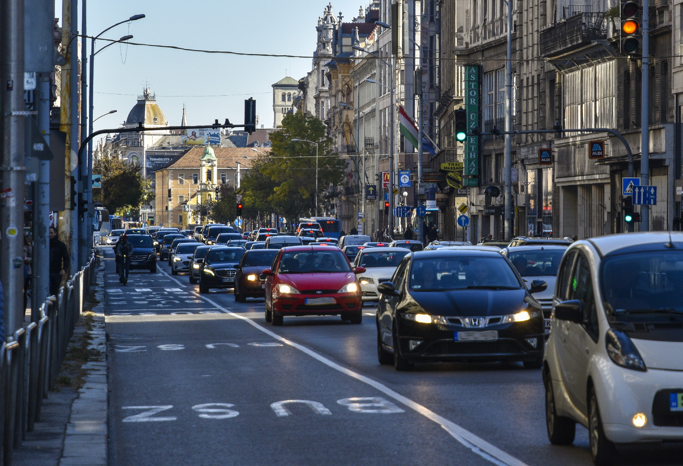 BKK: ideiglenesen egyirányú lesz az Attila út a Széll Kálmán tér felé