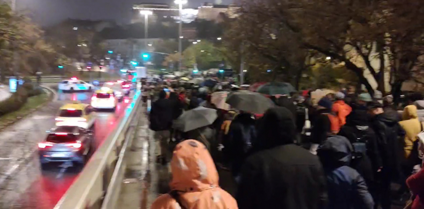 „Budavárból, Budavárból gyertek le!” – délután is tüntettek a diákok