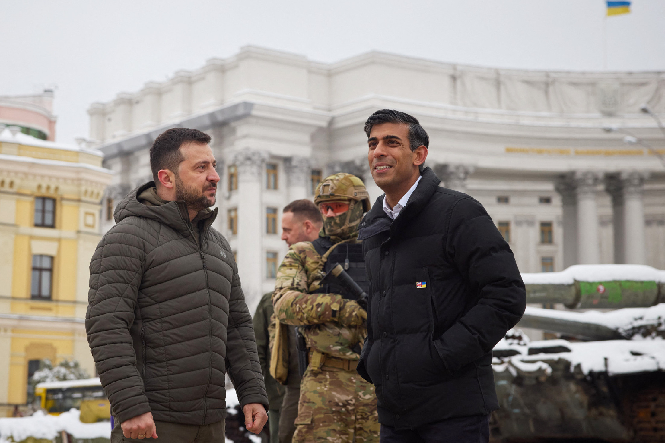 Rishi Sunak, brit miniszterelnök váratlanul Kijevbe utazott, óriási fegyverszállítást jelentett be