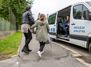 Üzemanyag-ársapka – Leáll a sérült gyerekek iskolabusza